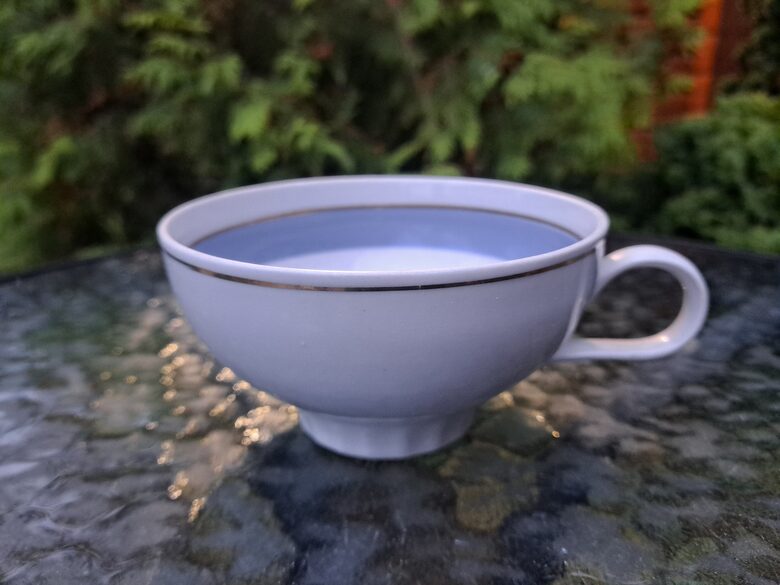 Interesanta lielā krūzīte ar gaiši zilu platu apvilkumu iekšā un šaurām zelta svītram, Polonne (Polonne 39)