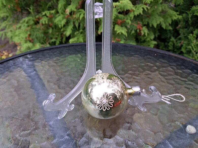 Dzeltenā bumba ar baltām puķītēm, h=6,5cm (Egle bumba 96)