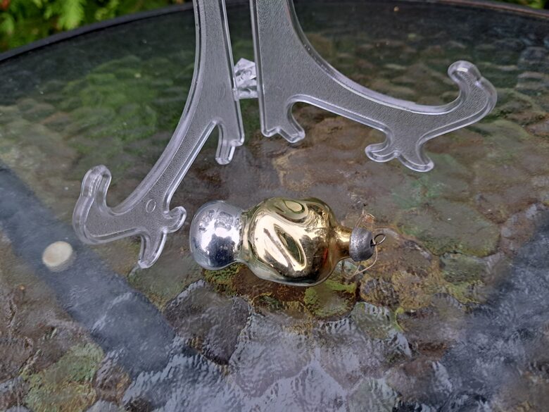 Morēle ar gaiši dzeltenu cepurīti. Stikls, amalgama. Izmēri 6cmx3cm (Egle sēnes 13)