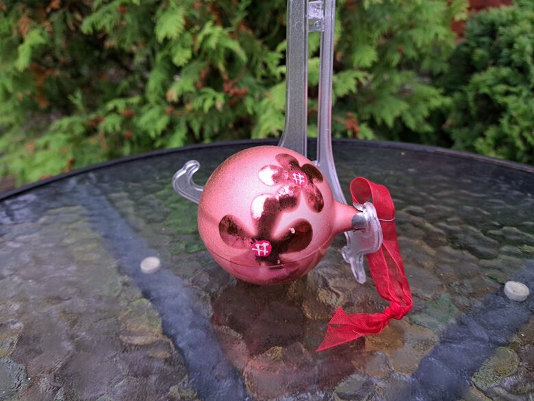 Bumba maigi rozā ar puķēm, d=6cm (Egle bumba 92)