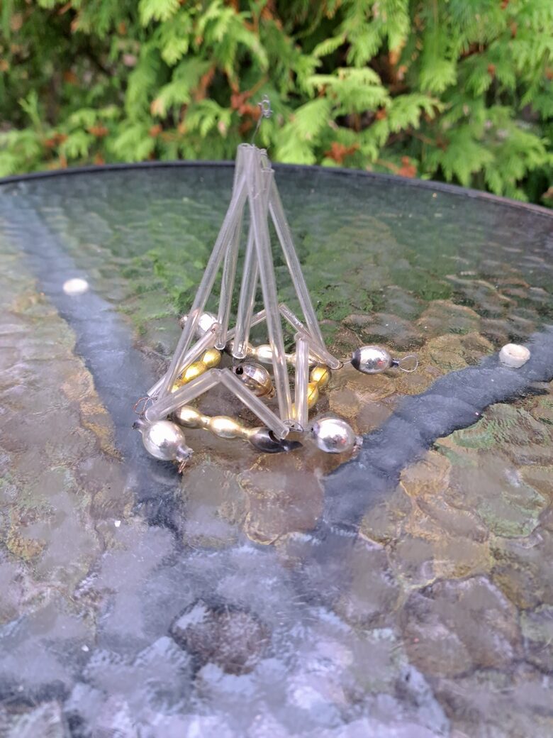 Dekors Nr.4 no stikla tūbiņām, pērlītēm. Izmēri 11,5cmx8cm (Egle perlītes 12)