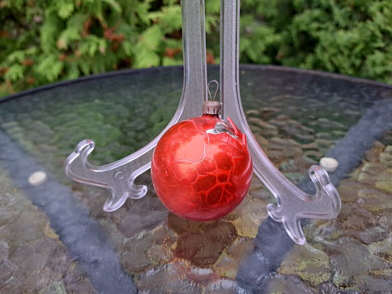 Sarkana bumba. Stikls, amalgama, krāsas pārklājums (Egle bumba 108)