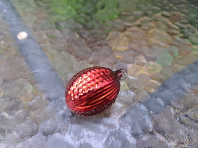 Eglīšu rotājumi - Sarkans auglis ar izliekto rakstu (Egle 34)