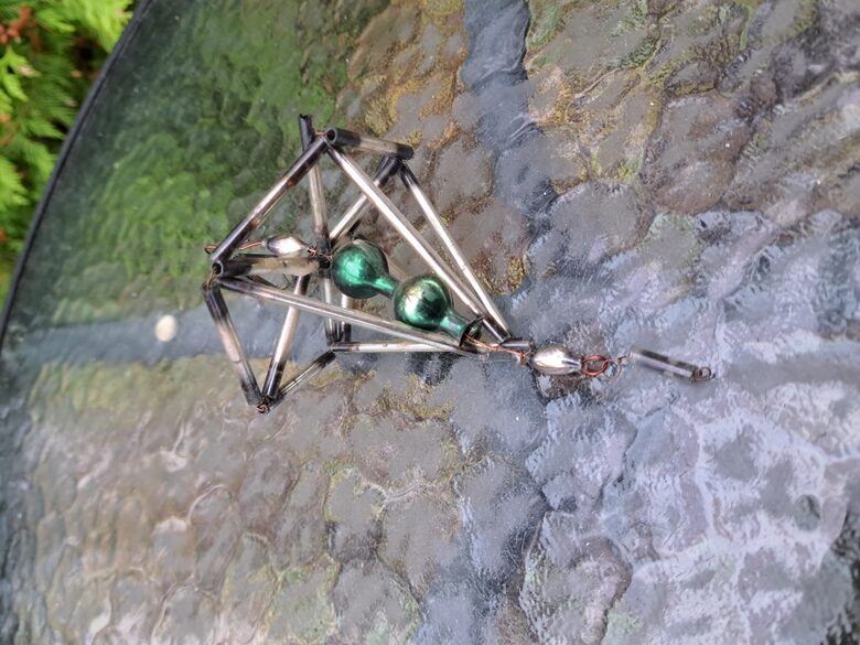 Lielā laterna ar zaļu centru no stikla tūbiņām. Izmēri 16cmx9cm (Egle perlītes 10)