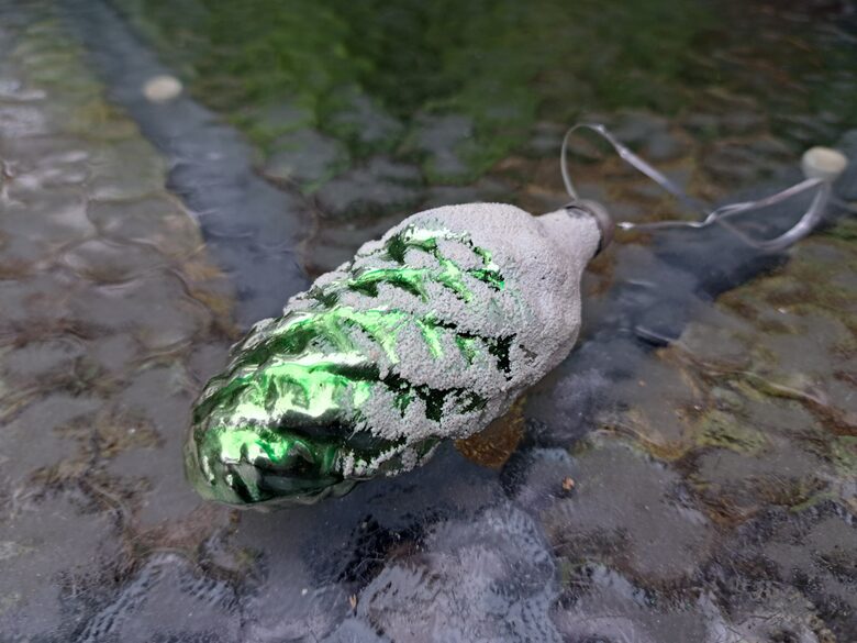 Gaiši zaļš ar "sniega" pārklājumu, h=8,5cm (Egle čiekuri 30)