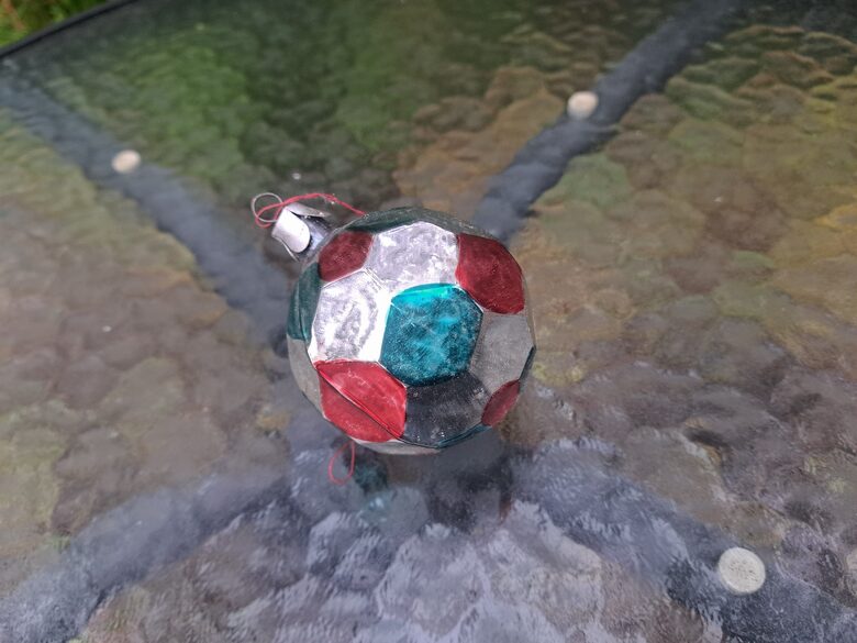 Fasetēta bumba zaļos, sarkanos un sudraba krāsās (Egle bumba 84)