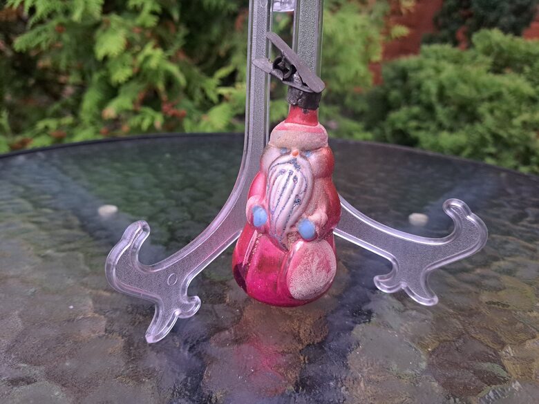 Salas vecītis fuksija krāsas kažokā ar baltu maisu, caurums (Egle pasaka 59)