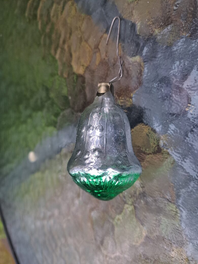 Puķe-zvaniņš sudraba ar zaļu, caurspīdīga uz pusi, izmēri 7,5cmx4cm (Egle puķe 09)