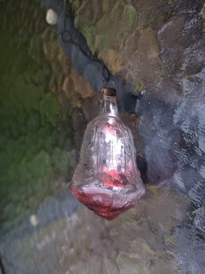  Puķe-zvaniņš sudraba ar sarkanu, caurspīdīga uz pusi, izmēri 7,5cmx4cm (Egle puķe 08)