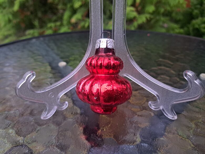 Laterna koši sakrana. Stikls, krāsas pārklājums, amalgama (Egle laterna 12)