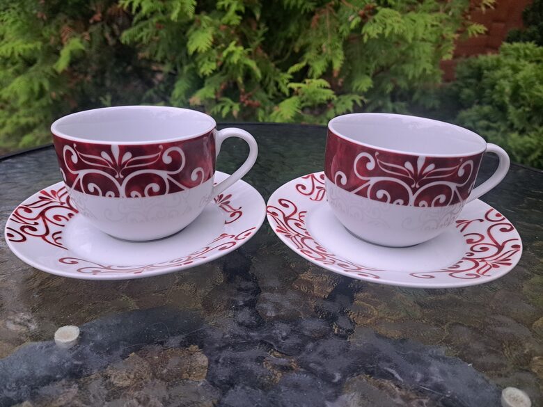 Tējas/kafijas pāri 200ml ar bordo dekolu, porcelāns. Ražotājs: Arte Viva (Vācija 270)