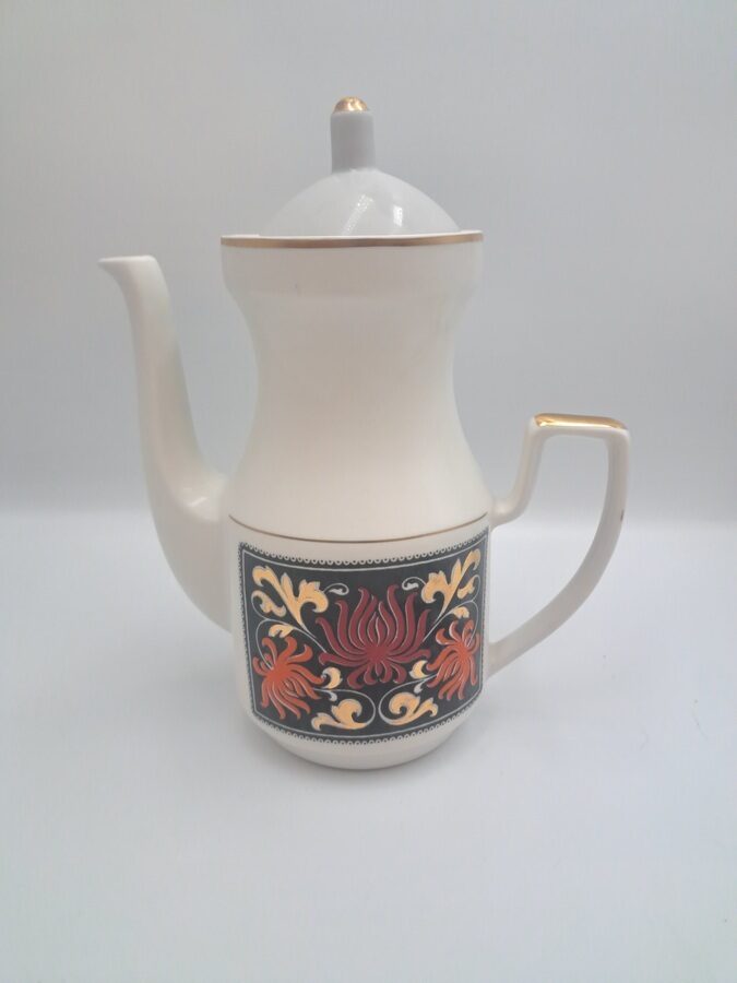 Kafijas kanna no retās kolekcionējamās kafijas servīzes "Aija-2" ar granātābolu puķēm uz melna fona un zeltu, RPR (Aija-2 kaf 71)