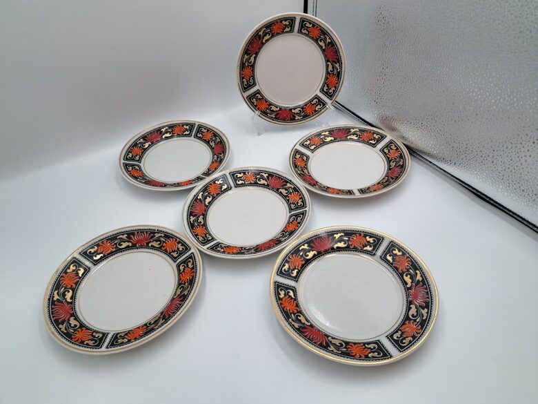 Kūku šķīvji d=15,3cm, no retās kolekcionējamās kafijas servīzes "Aija-2" ar granātābolu puķēm uz melna fona un zeltu, RPR (Aija-2 kaf 73)