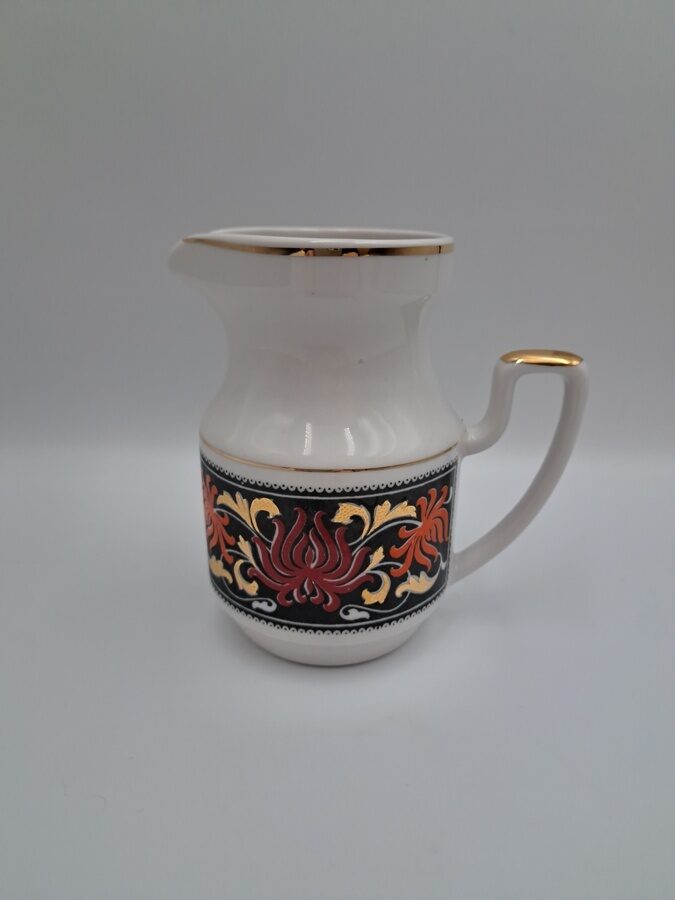 Krējuma kanniņa no retās kolekcionējamās kafijas servīzes "Aija-2" ar granātābolu puķēm uz melna fona un zeltu, RPR (Aija-2 kaf 72)