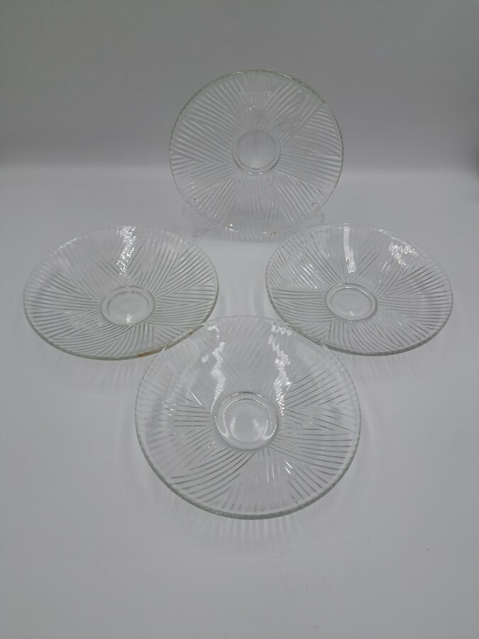 Šķīvji, presets stikls ar reljefa rakstu, caurspīdīgs stikls, H=2,5cm, diam. 15,5cm (Stikls sk 313)