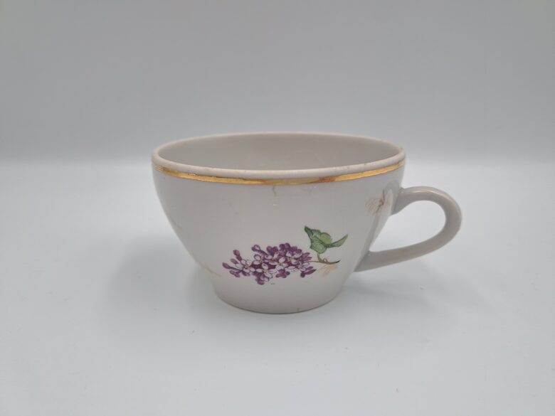 Krūzīte porcelāna ar ceriņiem un zeltu, tilp. 200ml, Vozroždeniju, PSRS. Periods: 1958.-1967.g.g. (Citi rpt 341)