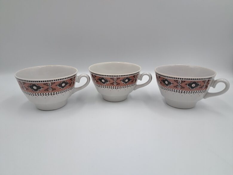 Krūzītes, tējas servīze "Viktorija" ar reti sastopamu kafijas krāsas un brūnu dekolu, RPR (Viktorija t 228)