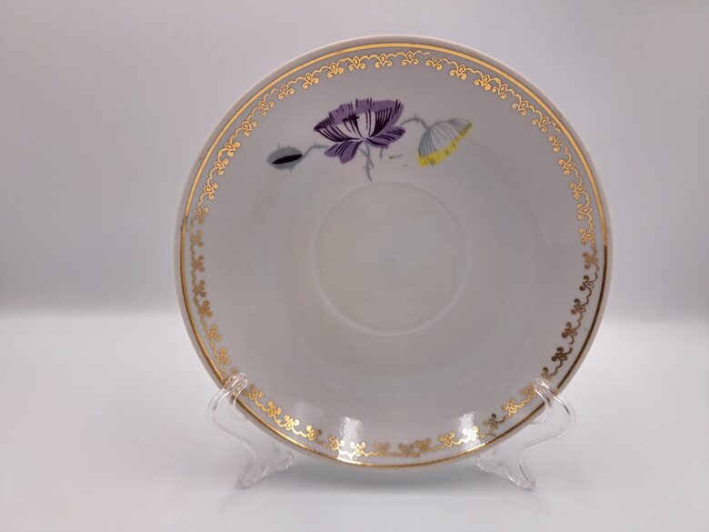 Lielā apakštase ar zelta rakstu gar malu un lillā puķi, PFF. Diametrs 17cm. 1960.ie gadi (Buljona 196)