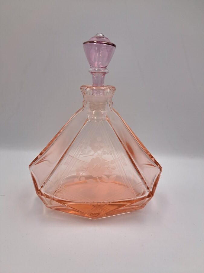 Eleganta Art Deco laškrāsas karafe ar smalku puķu gravēšanu ar korķi. Tilp.500ml, Vācijā (Karafe st 03)