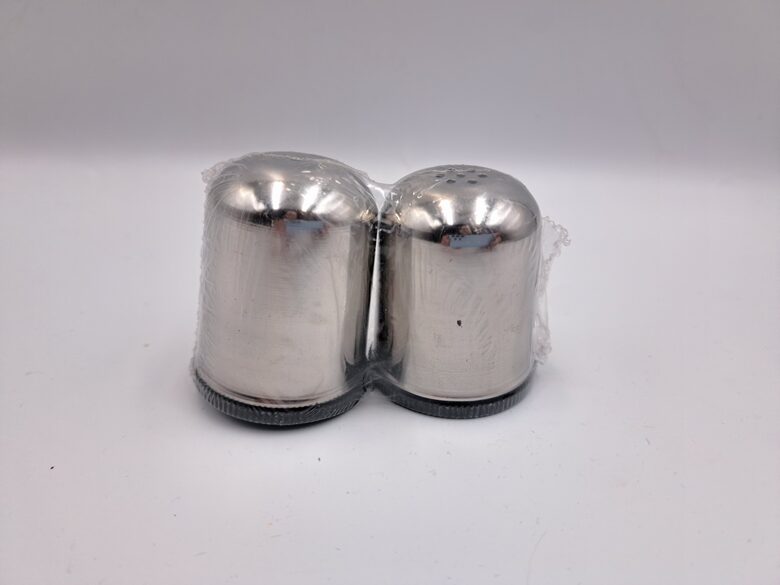 Jauns garšvielu komplekts "Sāls un pipars" plastikā, sugdraba metāls, plastika pamatnes (Metāls 136)