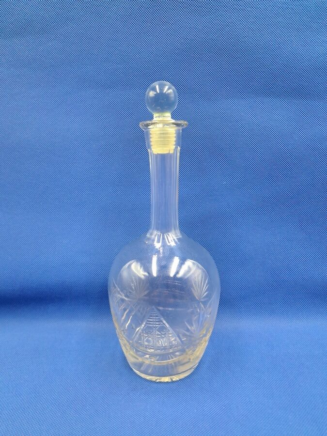 Eleganta stikla karafīte, izsmalcināta rokas gravēšana, ar piemeklēto korķi. 700ml, h=25cm (Karafe st 15)