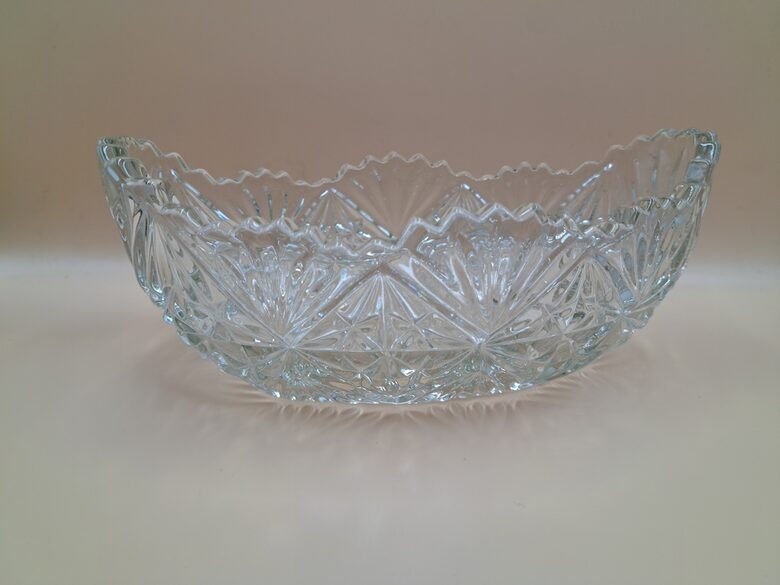 Skaista caurspīdīga bļoda-laiviņa, presēts stikls, grezns raksts, 24cmx13cm (Stikls sk 314)