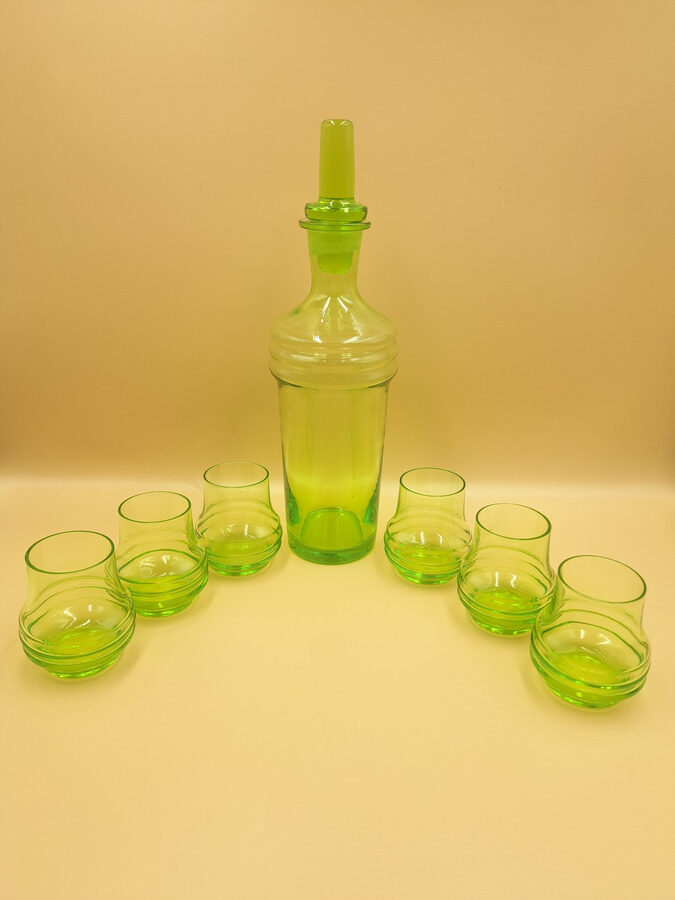 Komplekts - karafe ar korķi un 6 glāzītes, pūsts stikls, svaigi zaļa stikla krāsa. Interesanta un ļoti neparasta forma (Karafe st 02)