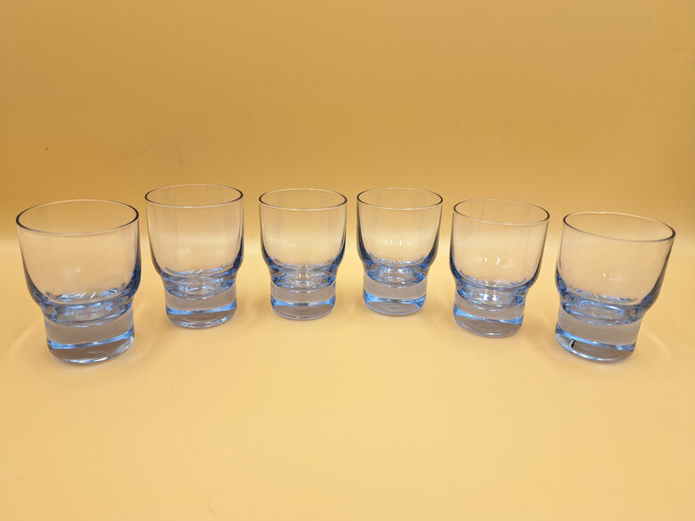 Maigi zilā stikla glāžu tilp.50ml uz zemas biezas kājiņas kompekts 6 personām, Līvīanu stika fabrika (Stikla gl 384)