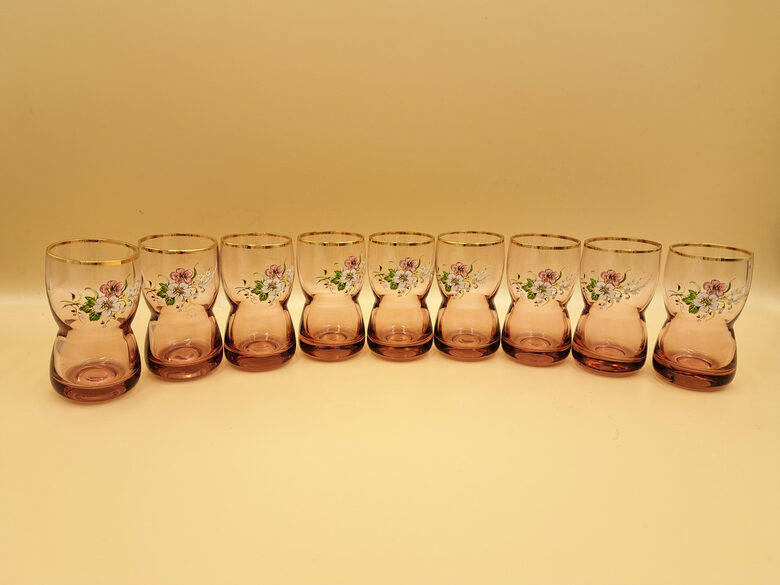 Rozā glāzīšu 50ml ar baltām un rozā puķēm un zelta apvilkumu, forma "Omega", komplekts 9 personām, Līvānu SF (Stikla gl 390)