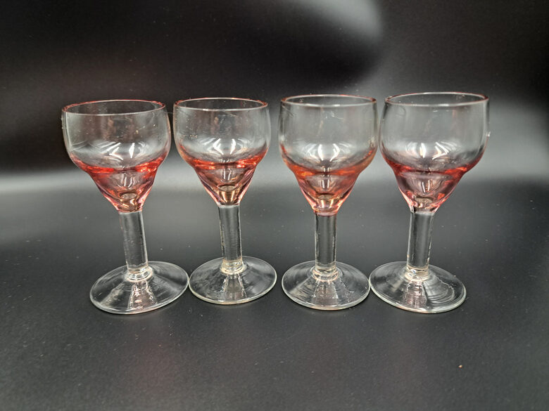 Gaiši rozā glāzītes 40ml uz kājiņas (Stikla gl 370)
