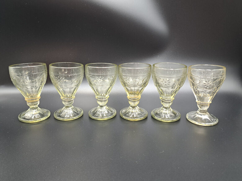 Senā stikla glāzīte Nr2 degvīnam "Lafitniks", presēts stikls. Reljefa raksts - puķu vainags.  (Stikla gl 143)