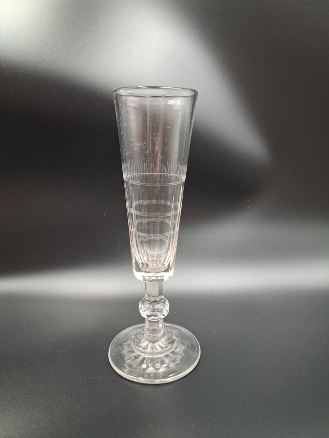 Antikvāra kristāla šampanieša glāze uz kājas ar rokas gravēšanu, Francija. Periods: 1840.-1900.g.g (Kristāls gl 135)