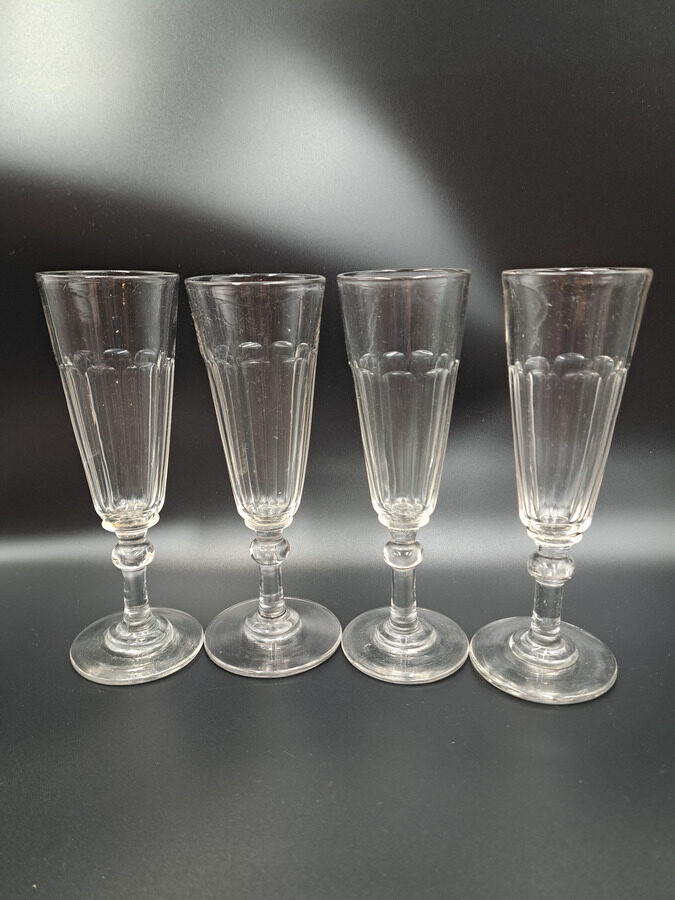 Antikvāra kristāla šampanieša glāze uz kājiņas ar bumbiņu , rokas gravēšanu, tilp.100ml, Francija. Periods: 1840.-1900.g.g.  (Kristāls gl 139)