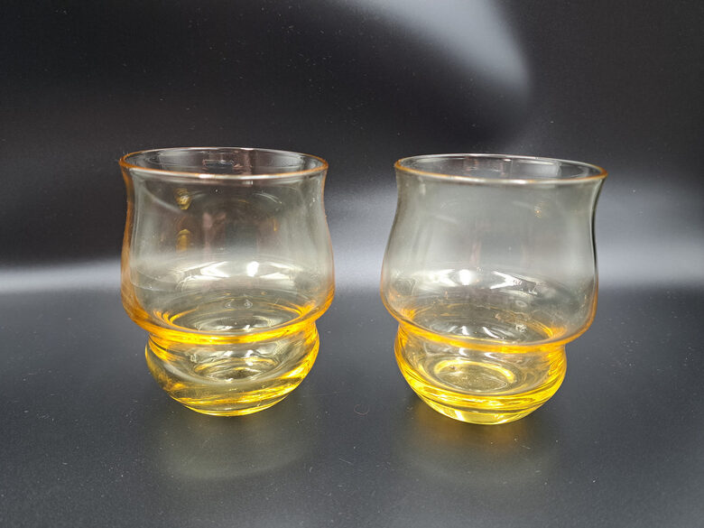 Dzeltenas glāzes, zemas un platas, interesanta reljefa forma. 80.-ie gadi. Lielisks stāvoklis, bez defektiem. Tilpums 300ml (Stikla gl 379)