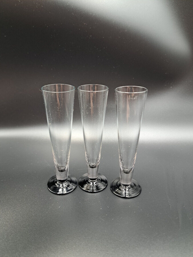 Konjaka (pēc ražotāja apraksta) konusveida glāzītes "Raketa" uz melnas pamatnes uz kājiņas, 25ml, Latvijas stikls (Stikla gl 377)