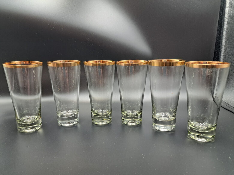 Stikla konusveida glāžu tilp.175ml. ar platu zelta apvilkumu augšā kompekts 6 personām, Līvīanu stika fabrika (Stikla gl 383)