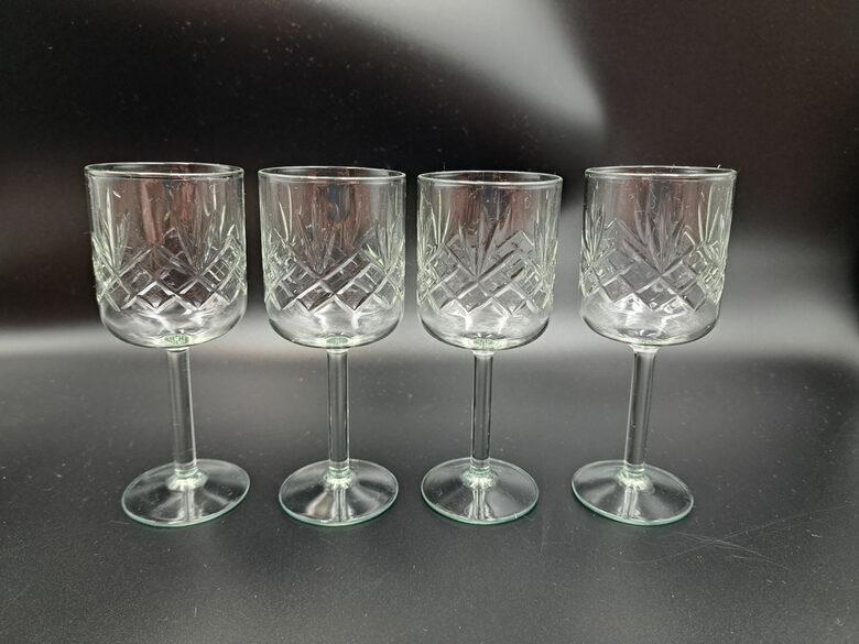 Kristāla glāzīšu 75ml uz augstās kājiņas ar rokas gravēšanu komplekts 4 personām (Kristāls gl 130)