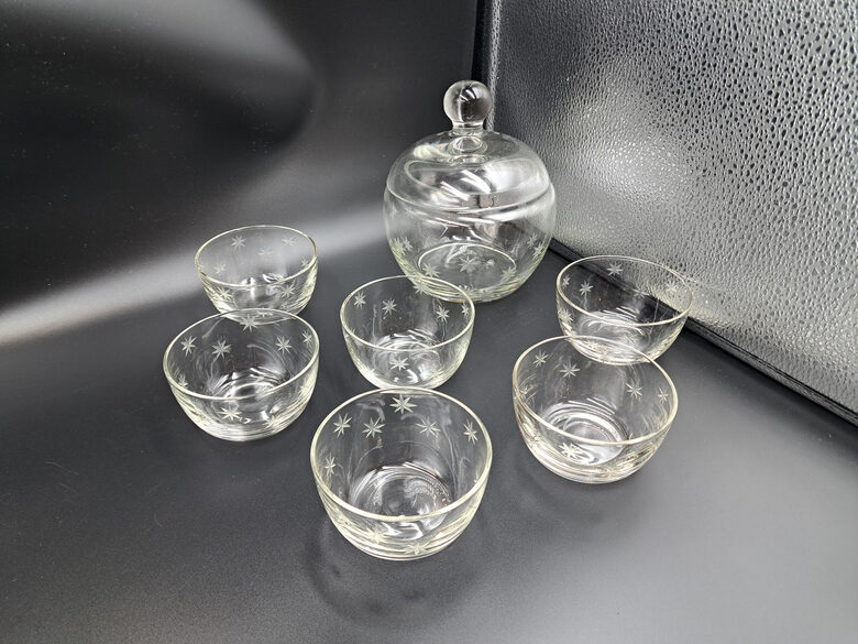 Ievārījuma komplekts - stikla burciņa ar vāku un 6 bļodiņas, rokas gravēšana, pūsts stikls (Citi st 239)