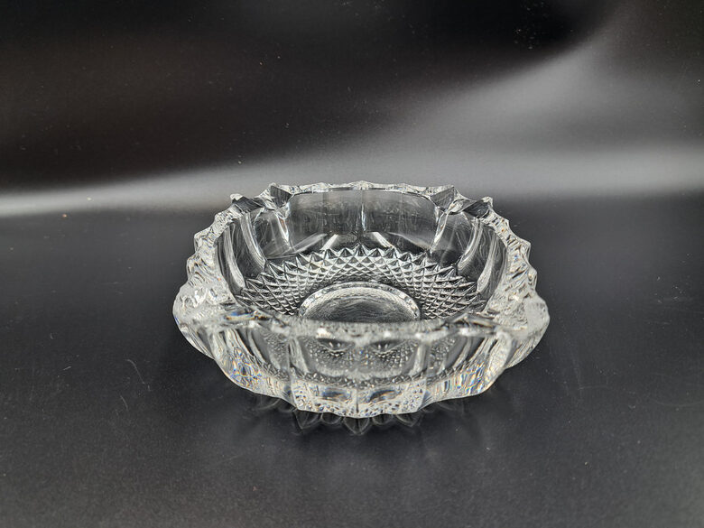 Smags kristāla pelnutrauks, d=14cm ar izsmalcinātu rokas gravēšanu un ķīmisku pulēšanu, nošķēlumi (Kristāla citi 57)