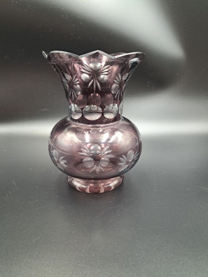 Neliela divkārtaina mangāna stikla vāze ar puķēm, smalka rokas gravēšana, Iļģuciema stikla fabrika (Stikla vaze 181)