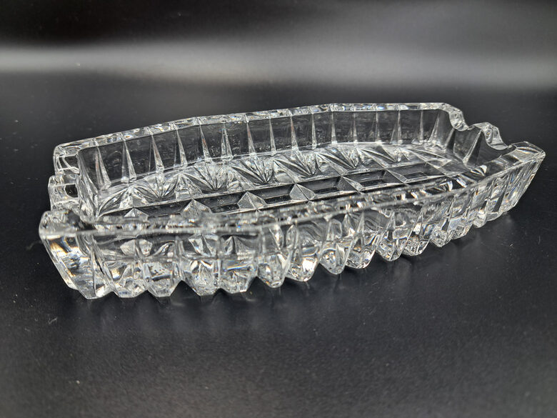 Garenais presēta kristāla pelnutrauks, izmēri: 17,5cmx9cmx12,7cm (Kristāla citi 59)