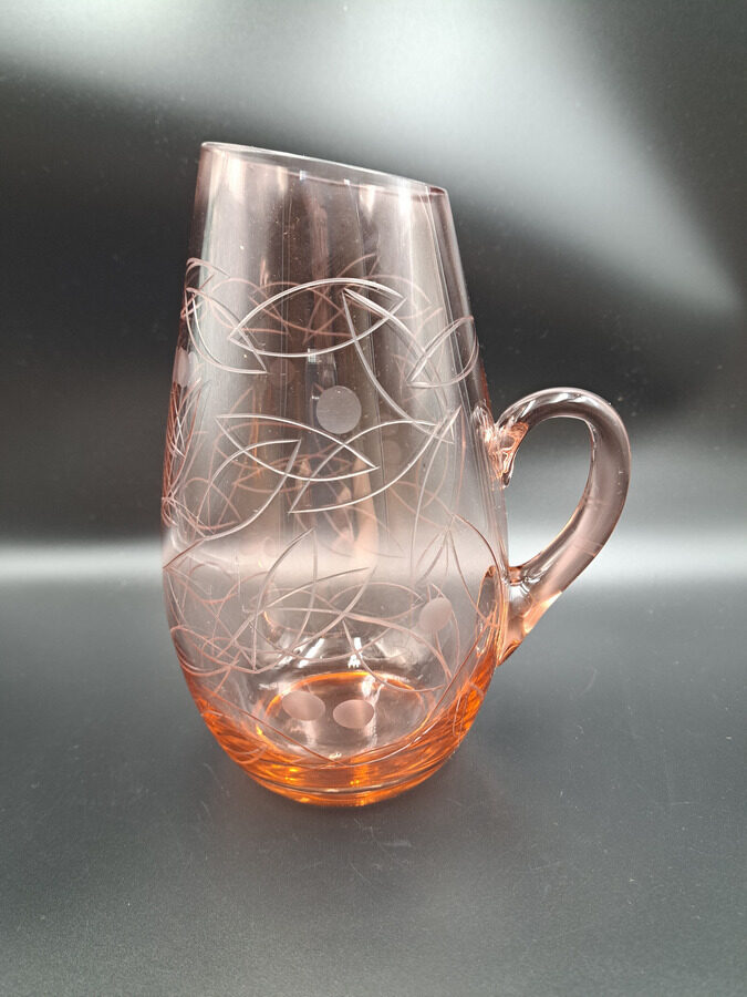 Krūka rozā, pūsts stikls, rokas gravēšana - ķīrši, osiņa, tilpums 1150ml (Karafe st 88)