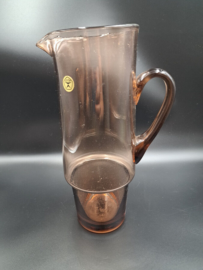 Krūka maigi brūna, pūsts stikls, sašaurinājums apakšā, osiņa. Tilpums ir 1,4L (Karafe st 06)