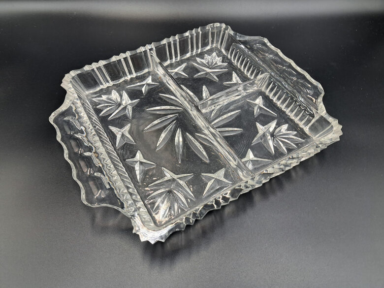 Skaista vintāža presēta stikla paplate, intereants raksts, 23,5cmx19,5cm, h=2,5cm (Stikls sk 322)