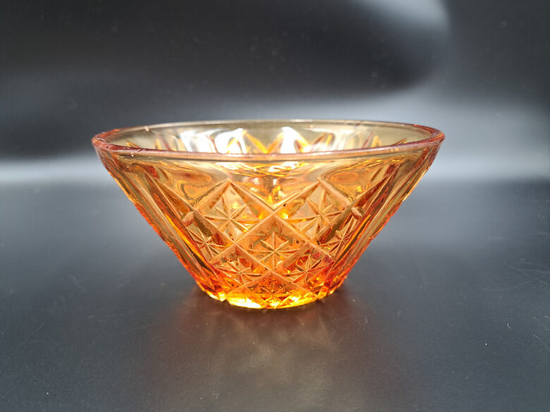 Dzintarkrāsas kristāla bļodiņa ar smalku rokas gravēšanu, d=13,5cm, h=6cm (Kristāls sk 80)