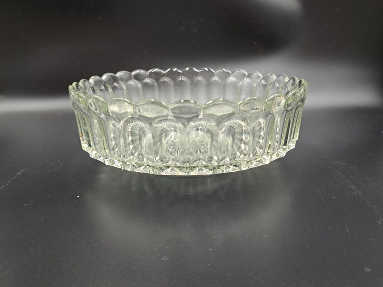 Presēta stikla bļoda uz platas zemas kājas, 1970.-80.ie gadi. Diametrs 18cm (Stikls sk 321)