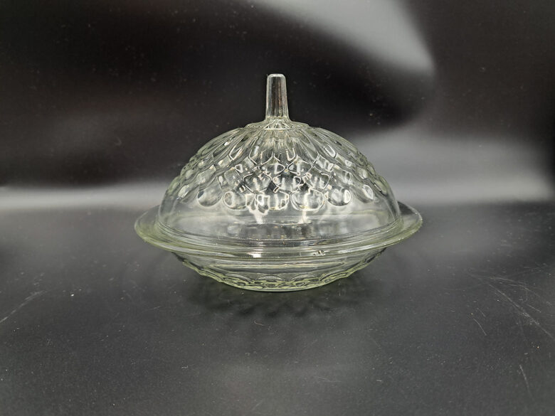 Presēta bezkrāsaina stikla siera/sviesta trauks (Stikls sk 331)