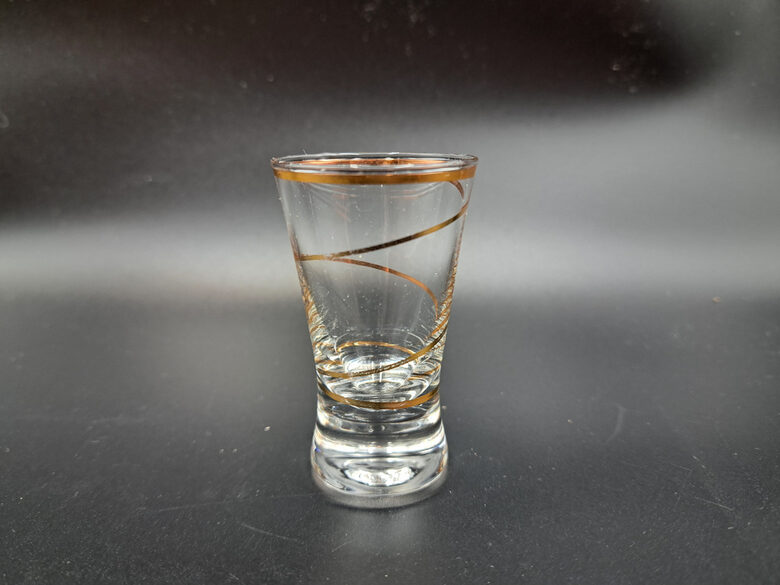 Stikla glāzīte konusveida uz platas pamatnes 25ml, spirālveida zelta svītra, 20.gs.beigas (Stikla gl 394)