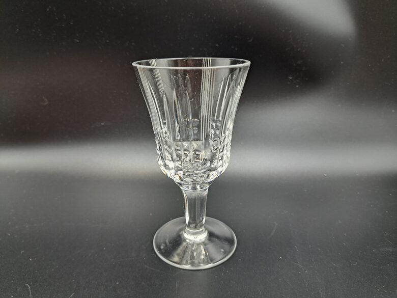 Kristāla glāzīte 100ml uz kantainas kājiņas, "dimanta" rokas gravēšana, "Banketa". Ražotājs - Gusevas kristāla rūpnīca (Kristāls gl 141)