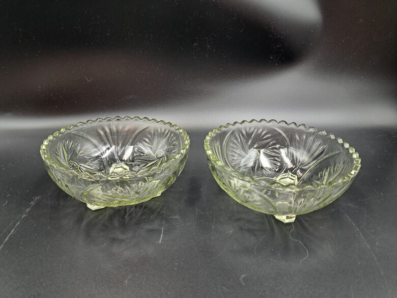 Presēta stikla bļodiņas uz 3 kājiņān, Tarbeklaas. H=14,5cm, diam. 11,5cm (Stikls sk 327)